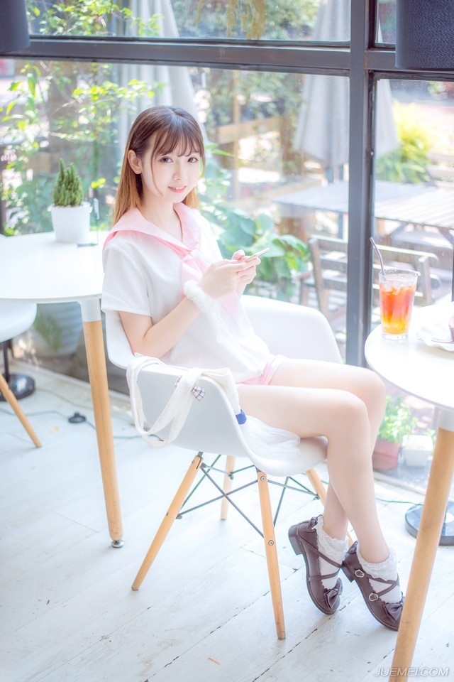 “没办法，若此时船队出行，难保江东水军不会伺机而动，如今我军的粮草，可经不起折腾。”诸葛亮闻言，也不禁苦笑一声，周瑜一死，那柴桑大营的江东水军最近可没少找麻烦，虽然大仗没有，但江夏、江陵的舟船，莫说官方的战舰，便是普通百姓的船只只要稍微靠近都可能遭到攻击或者掳掠。